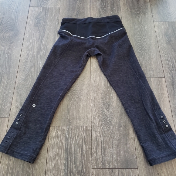 LULULEMON black and grey leggings Capri pants women's size 6 - Picture 2 of 9